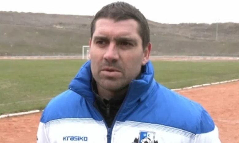 Янтра (Полски Тръмбеш) ще приключи есенния полусезон на 7-о място в класирането на Северозападната Трета лига. По-долу е обобщението на старши треньора Петър Кръстев след края на есенния дял. „Мога да разделя представянето ни през есента на две – като гости и като домакини. Като гости изиграхме много силни мачове, представихме се добре и реално ние спечелихме повече точки при гостуванията в сравнение с домакинствата. Като гости постигнахме три победи, спечелихме в Червен бряг, Ловеч и срещу дубъла на Етър. Изпуснахме Левски в последната минута, а няколко минути преди края във Видин резултатът бе 2:2, след което загубихме концентрация и паднахме.“, коментира наставникът на Янтра (ПТ). „Като домакини обаче се представихме по-слабо. Отдавам го на подмладения състав, с който разполагаме, особено в защита. Имаме доста млади момчета, все още нямат опит и са разколебани на моменти. Но това е пътят, за да израснат – ще грешат, ще се учат и ще трупат опит. Надявам се през пролетта да бъдем по-постоянни и в мачовете у дома, защото в предишни сезони бяхме свикнали да допускаме много малко грешки на собствен терен“, добави Петър Кръстев. „Единственото ни слабо полувреме беше срещу Ком (Берковица), когато ни поведоха с 3:0. Съжалявам, че не победихме Троян. Този мач като че ли го подценихме заради състоянието и мястото на противника в класирането. Вкараха ни гол може би от единствения си удар в добавеното време“, коментира още треньорът. За амбициите през пролетта, Кръстев отговори: „Реалната ни цел е 3-4 място в крайното класиране. Всъщност, ние още в началото на сезона си бяхме поставили такава цел, като знаехме, че Академик (Свищов) и Локомотив (Мездра) вероятно ще се откроят пред останалите. Ком (Берковица) направиха силен отбор, имат добра организация, но мисля, че ние можем да бъдем трети или четвърти.“