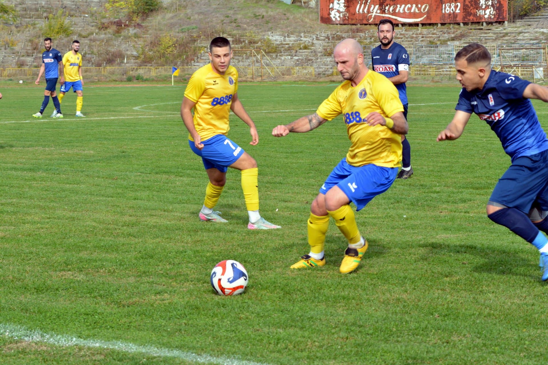 Димитър Игнатовски - голмайсторът на Волов-Шумен 2007 през есента Димитър Игнатовски е голмайсторът на Волов-Шумен 2007 в есенния дял на сезон 2025/26. Нападателят реализира 13 гола в шестнадесетте мача на тима. Игнатовски е и вторият най-резултатен футболист в групата — със само 3 попадения по-малко от Виктор Христов от Устрем (Дончево). Шуменският тим разполага и с още един утвърден реализатор: Румен Николов завършва есента с 10 точни изпълнения. Освен съотборникът му Игнатовски и Христов, двама други футболисти са вкарали повече от Николов — Александър Гроздев от Олимпик (Варна) и Мартин Янакиев от Черноморец (Балчик). Комбинираните голове на Митко Игнатовски и Румен Николов надхвърлят половината от общо 40-те попадения на Волов-Шумен 2007, което ги прави ключова част от четвъртото най-резултатно нападение в Североизтока.