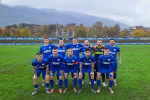 Левски (Карлово) ще играе контрола с Арда (Кърджали) по време на зимната подготовка Левски (Карлово) ще изиграе повече от престижна контрола по време на зимната си подготовка. "Сините" ще се изправят срещу елитния Арда (Кърджали), който преди няколко месеца игра в Лигата на конференциите. Кърджалийци потърсиха завършилият на трето място през есента в Югоизточната Трета лига тим за приятелския мач. Проверката между двата тима е предвидена за 15-ти януари. Освен срещу представителя на Първа лига, възпитаниците на Господин Мирчев ще изиграят още пет приятелски двубоя. Програмата е следната: 15 януари — Арда (Кърджали) 17 януари — Локомотив (Пловдив) до 18 години 21 януари — Марица (Пловдив) 24 януари — Розова долина (Казанлък) 31 януари — Марица (Милево) 7 февруари — Спартак (Пловдив) Тимът се събира отново на 5-ти януари, когато стартират заниманията.