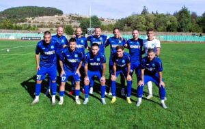 Рилски спортист впечатли като гост през есенния дял Лидерът в Югозападната Трета лига Рилски спортист (Самоков) направи впечатляващо представяне като гост през есенния дял от сезон 2025/26. Тимът изигра 10 мача далеч от дома, в които записа 8 победи и 2 равенства. Със събраните 26 точки Рилецо е най-добрият гостуващ отбор в групата и то с голяма преднина пред втория Струмска слава (Радомир), който има 17 точки от 9 двубоя. "Скиорите" направиха грешни стъпки единствено във визитата си в Банско в първия кръг и в Ихтиман срещу местния Ботев. Те обаче не загубиха в тези двубои, така че са оставили само 4 точки от възможните. Рилски е с най-добрата защита като гост — допуска само 7 попадения, и разполага със втората най-резултатна атака с 19 отбелязани гола. Напролет тимът има още 7 визити, като първата е срещу най-близкия им конкурент Струмска слава (Радомир). Сблъсъкът за първото място е предвиден за 28 февруари, събота, от 14:00 часа.