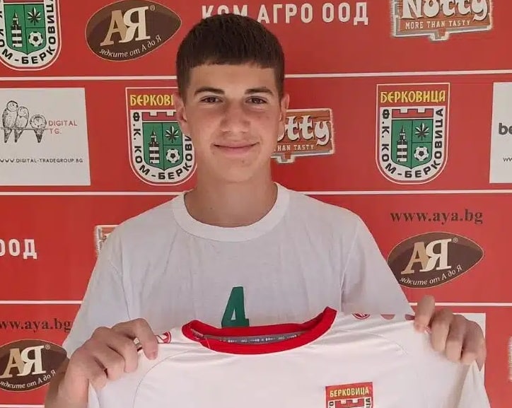 Борил Григоров — запомнете името Борил Григоров е роден през 2008 г. — вчера, на 10 декември, навърши 17 години. Въпреки крехката си възраст, вече сезон и половина е част от мъжкия отбор на Ком (Берковица). Юноша е на ДФК Прециз (Монтана). С времето представянията му привличат вниманието на треньорите в региона и детската академия му става тясна. През лятото на 2024 г. премина в Ком (Берковица) и започна лятната подготовка под ръководството на старши треньора Венци Иванов — а тогава беше едва на 15 години. Въпреки възрастта си, бързо завоюва титулярно място и през миналия сезон изигра 24 мача, пропускайки само един. „Трябва да призная, че не го бях гледал дълго време. Да, имах наблюдение върху играта му, но нищо повече. И имах колебание дали ще се справи, защото реално той играеше за юноши младша възраст, а при нас започна направо в мъжете. Той пропусна цяла една възраст – юноши старша, което точно по това време от развитието на един футболист е от изключителна важност“, коментира треньорът Венци Иванов. Колебанията на наставника бързо се оказаха напразни — Борил се утвърди като неизменна част от полузащитата. Като дефанзивен полузащитник той внася спокойствие в прехода между защитата и атаката и дава стабилност на най-важната зона на терена. „Не се страхува да влиза в единоборства, работи много, има добро самочувствие за възрастта си. Държи едно постоянно ниво, което за млад футболист на неговата възраст, а и в днешно време – е рядкост“, добавя още треньорът Венци Иванов. „На практика още нищо не е постигнал! Тепърва трябва да осъзнае, че го чака най-трудното. Досега беше дете, но сега го чакат все по-трудни и тежки сблъсъци с мъжкия футбол. С противници, които имат огромен опит в мъжкия футбол, а разликата с юношите е огромна. Така че само и единствено от него си зависи дали ще продължи да се развива. Ако работи... всъщност, ако работи много повече, отколкото до момента, има бъдеще. Ако не, времето ще го остави като един от многото талантливи футболисти, които са пропилели шансовете си.“ От началото на настоящия сезон Борил отново е титуляр в състава на Ком. Един от най-силните му мачове бе за Купата на България срещу кандидата за Първа лига Янтра (Габрово) — точно в такива срещи младият футболист може да покаже на какво е способен и дали може да върви напред. Борил може, стига да бъде здрав и да работи всеки ден! Защото детето бързо трябва да се превърне в мъж.