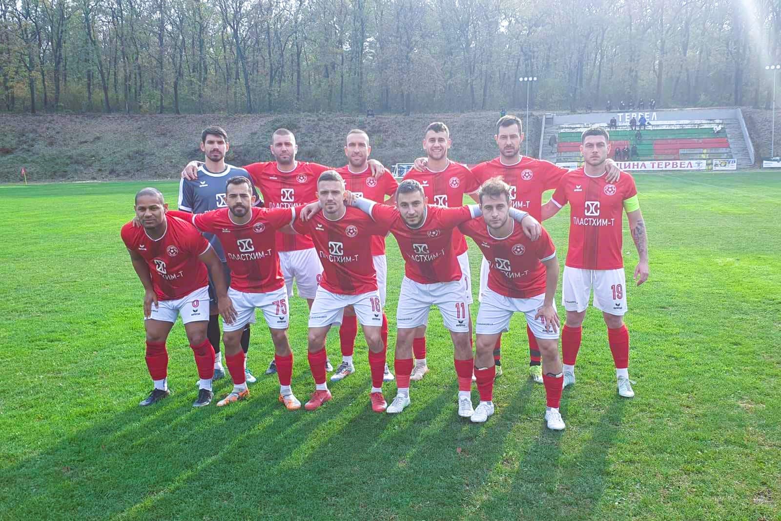 Септември 98 (Тервел) срещу Адаспорт (Острово) в полуфинал за Купата на Аматьорската лига Септември 98 (Тервел) ще изиграе последния си мач за 2025 година. Тимът се изправя срещу четвъртодивизионния Адаспорт (Острово) в полуфинален сблъсък за Купата на Аматьорската лига в Североизточна България. Двубоят е в неделя, 14 декември, от 14:00 часа и ще се изиграе на градския стадион в Исперих. Някои основни футболисти ще липсват на "хановете" в предстоящата среща. В това увери старши треньорът на тима Георги Иванов - Геша: "Имаме хора, които са си планирали почивка, но смятам, че с хората, които имаме като наличност, би трябвало да се справим. Не подценяваме толкова съперника, но досега са показали, че който влезе, си свършва перфектно работата. Затова и не се съмнявам, че тези, които ще играят, ще дадат максимума от възможностите си." Адаспорт е лидер в Областната група на Разград след 10 изиграни мача, в които отборът е записал 8 успеха и 2 равенства.