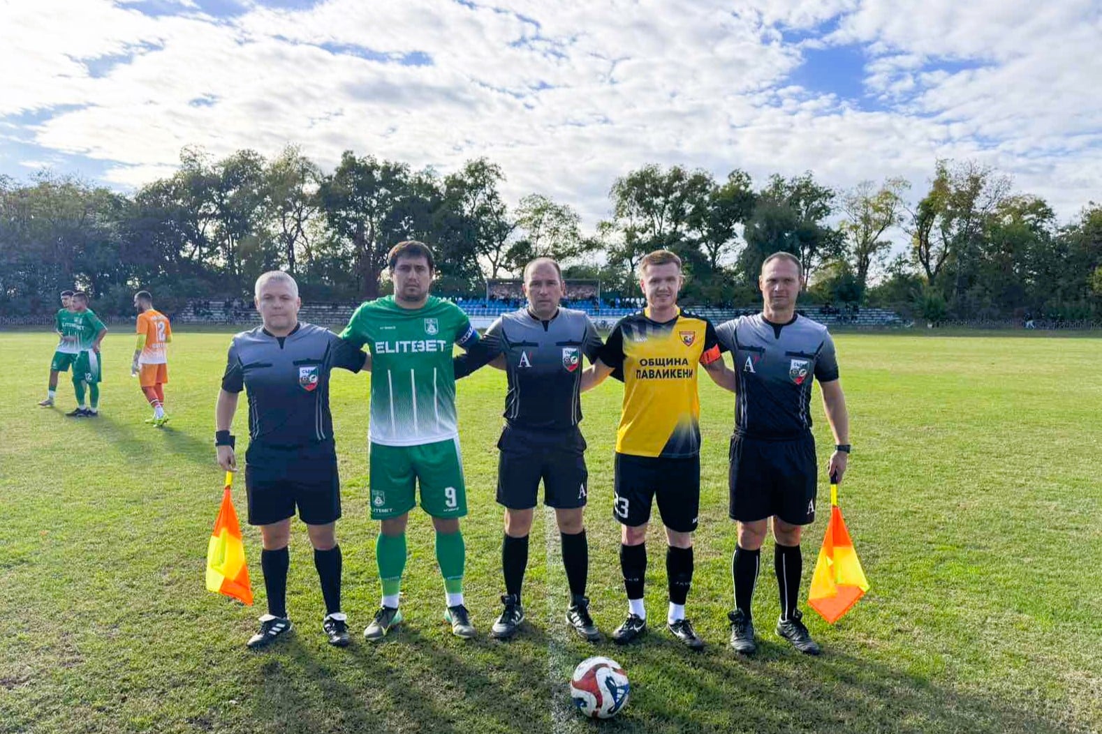 Левски 2007 има засега само една контрола за зимната подготовка Отборът на Левски 2007 е уредил до този момент само една приятелска среща за зимната си подготовка. Тимът ще започне заниманията в началото на месец февруари, когато ще проведе всички планирани контроли. Засега е потвърдена единствено проверката срещу Етър II (Велико Търново). Президентът и старши треньор на клуба Дочко Дочев желае да осигури още 3–4 срещи, с които да подготви отбора за пролетната част от шампионата в Северозападната Трета лига. Първенството се подновява на 7-ми март, събота. Първи съперник на Левски е Янтра (Полски Тръмбеш), като „зелено-белите“ ще гостуват в този мач.