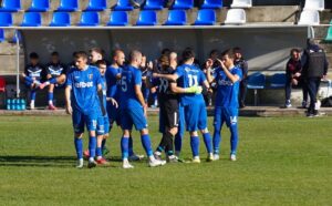 Струмска слава втори по голове сред аматьорите в България Струмска слава (Радомир) е вторият най-резултатен отбор в четирите аматьорски дивизии в България. През есента възпитаниците на старши треньора Стефан Гошев вкараха 47 гола в 19 мача. Единствено лидерът на Югоизток — ОФК Несебър, е с повече попадения: 51 гола в 18 срещи. Още два отбора имат по 47 гола — Марица (Пловдив) в Югоизточната Трета лига и лидерът в Североизточната Трета лига Септември (Тервел), който е реализирал същия брой от 16 мача. От общо 66 отбора в четирите дивизии на Трета лига, Струмска слава дели място 2–4 по реализирани голове, като водач по този показател остава ОФК Несебър (51 гола).