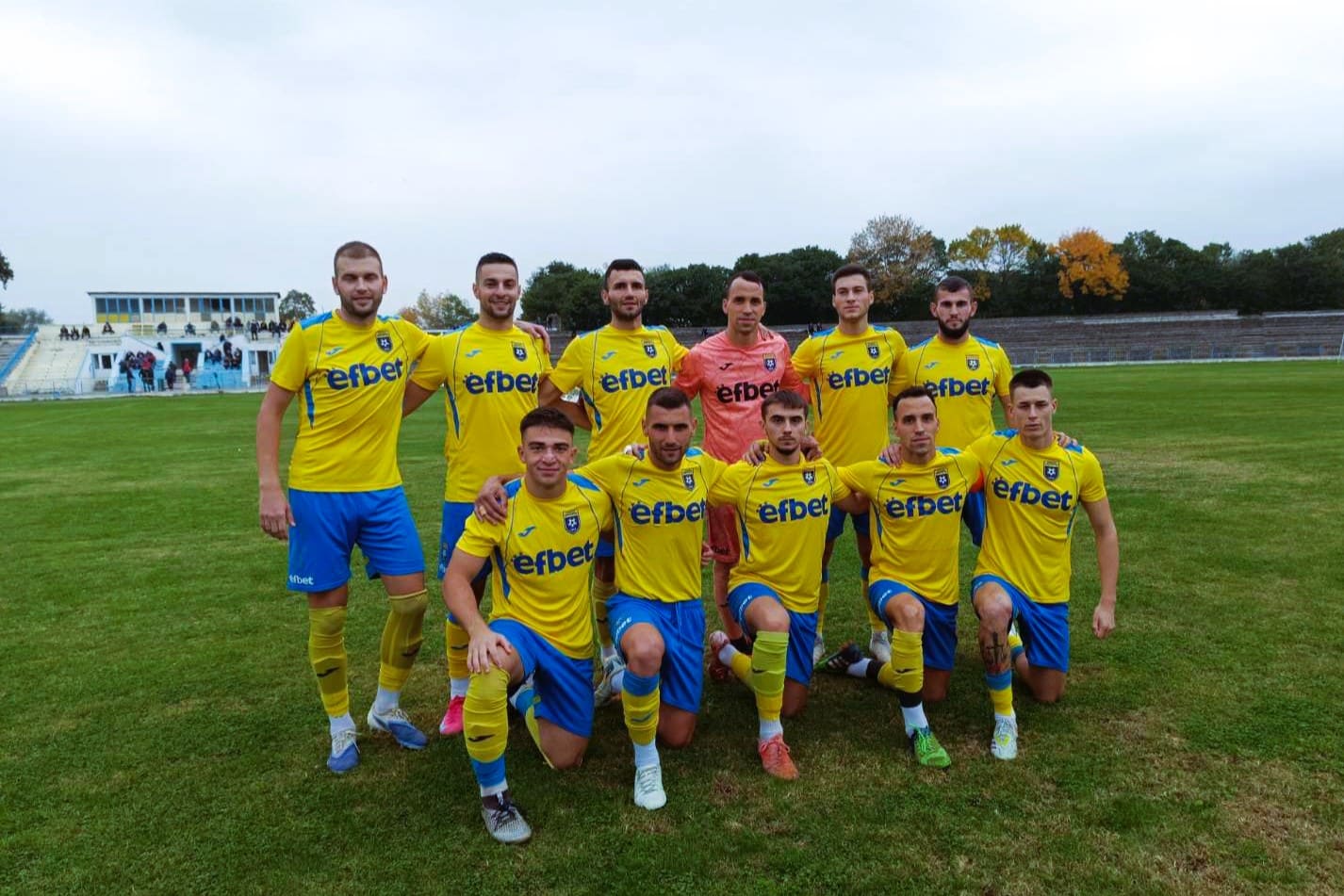 ФК Димитровград 1947 с пет контролни срещи през зимната подготовка ФК Димитровград 1947 ще изиграе пет контроли по време на зимната си подготовка преди подновяването на сезон 2025/26 в Югоизточната Трета лига. Заниманията ще стартират на 5 януари, а пет дни по-късно „жълто-сините“ ще се изправят срещу юношите старша възраст на Арда (Кърджали). 17 януари – проверка с ОФК Хасково 24 януари – среща с Гигант (Съединение) 31 януари – контролa със Созопол 7 февруари – последна приятелска среща с ФК Хасково (лидер в областната група) Местата за провеждане на срещите ще се уточняват допълнително и зависят от атмосферните условия. Димитровград 1947 ще стартира пролетния полусезон с домакинство на Розова долина (Казанлък).