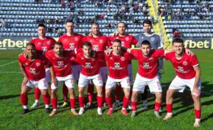 Септември 98 (Тервел) победи Адаспорт (Острово) и е на финален бариер в Купата на Аматьорската лига Септември 98 (Тервел) не срещна трудности и отстрани Адаспорт (Острово) в полуфинален мач от Купата на Аматьорската лига – Североизточна България. "Хановете" победиха с 2:0 четвъртодивизионния тим и са на една победа от място сред четирите най-добри в надпреварата. Двубоят, игран на градския стадион в Исперих, започна отлично за възпитаниците на Георги Иванов - Геша. Още в петата минута Стилян Спасов откри резултата след подаване на Христодар Христов. Христов центрира към Ивайло Лазаров, който хитро пропусна топката, а Спасов я пусна във вратата на съперника. Това се оказа и единственото попадение през първото полувреме. Решението в срещата дойде в 86-ата минута, когато Владислав Мирчев овладя с гърди центрирана отдясно топка и с прецизен удар я прати за втори път в мрежата на лидера в Областната група – Разград. В заключителните секунди Адаспорт имаше шанс да върне едно попадение — първо гредата спаси Септември, а при добавката ударът бе неточен. Това бе последният мач за Септември (Тервел) през 2025 година. Тимът ще открие 2026-та с гостуване на СФК Светкавица (Търговище) на 21 февруари.