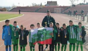 Децата на Секирово (Раковски) завършиха четвърти на турнир в Хисаря Юношите на школата на Секирово (Раковски), родени през 2016 г., се представиха отлично на провелия се турнир в Хисаря. Въпреки че играха в група с отбори, родени година по-големи, това не им попречи да се представят силно и да завършат на престижното четвърто място. Малките „секири“, водени от треньора Стефан Рабаджийски, показаха характер и добри игри през цялата надпревара. Браво на децата и техния треньор!