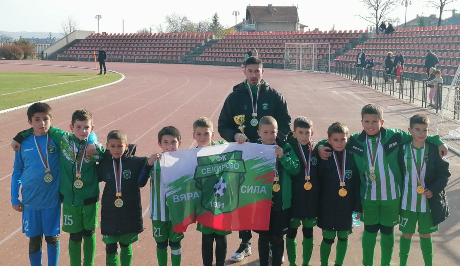Децата на Секирово (Раковски) завършиха четвърти на турнир в Хисаря Юношите на школата на Секирово (Раковски), родени през 2016 г., се представиха отлично на провелия се турнир в Хисаря. Въпреки че играха в група с отбори, родени година по-големи, това не им попречи да се представят силно и да завършат на престижното четвърто място. Малките „секири“, водени от треньора Стефан Рабаджийски, показаха характер и добри игри през цялата надпревара. Браво на децата и техния треньор!