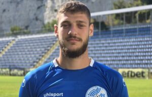 Черноморец (Балчик) с третата най-добра атака в Североизточната Трета лига Есенният първенец на Североизточната Трета лига Черноморец (Балчик) разполага с третата най-добра атака в групата. „Сините“ са вкарали 43 попадения, отстъпвайки единствено на Лудогорец III (50) и Септември (Тервел) (47). Най-много голове за тима има Мартин Янакиев — 12 попадения, което го прави третият най-резултатен играч в групата, наравно с Александър Гроздев от Олимпик (Варна). Балчиклии компенсират по-слабо резултатната си атака спрямо основните конкуренти с отлична защита. С едва 7 допуснати гола в 16 срещи те са еднолични лидери по този показател.