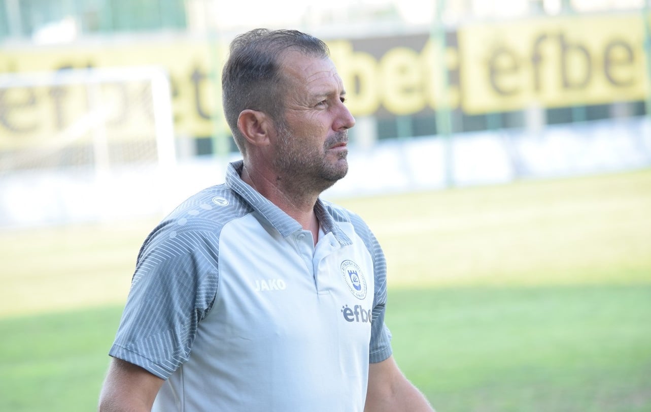 ФК Ямбол назначи Николай Жечев за старши треньор ФК Ямбол обяви ново назначение на поста старши треньор — тимът ще бъде воден от Николай Жечев. Николай Жечев е роден на 22 октомври 1974 г. Като състезател играе на позиции защитник и халф, а кариерата му преминава през отборите Черноморец (Бургас), Несебър, Равда и Тунджа (Ямбол). През последните години Жечев се утвърди като един от водещите двигатели в развитието на футбола в Несебър. Няколко пъти е водил мъжкия отбор на ОФК Несебър — включително и във Втора лига (за последно през сезон 2024/2025). От лятото той заемаше поста директор на детско-юношеската школа на клуба. Клубът приветства Николай Жечев с добре дошъл у дома и му пожелава много успехи и радостни моменти с отбора.