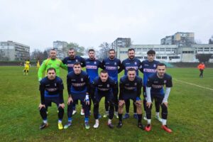 Доростол ще изиграе поне две контроли през зимната подготовка Доростол Силистра ще изиграе поне две контроли по време на зимната си подготовка, която започва на 17-ти януари догодина. Силистренци ще търсят опонент за трета проверка в седмицата преди подновяването на шампионата в Североизточната Трета лига. Първата приятелска среща е на 31-ви януари, когато тимът гостува на Волов-Шумен 2007. На 7-ми февруари следва нова визита — възпитаниците на Деян Дечев ще премерят сили с лидера Черноморец (Балчик). "Все още търсим съперник за 14-ти февруари, защото за тогава са ангажирани шест от тимовете, два за първенство, тъй като имат да играят отложени мачове, както и един за аматьорската купа. Но дори и да не намерим опонент, ще оползотворим някак седмицата.", сподели старши треньорът на тима. Пролетният полусезон за Доростол започва с домакинство на Бенковски (Исперих). Срещата е предвидена за 21-ви февруари, събота.