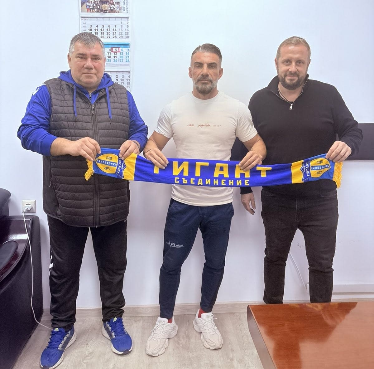 Георги Мечечиев е новият старши треньор на Гигант (Съединение) Георги Мечечиев пое поста старши треньор на Гигант (Съединение). Той наследява напусналия преди няколко дни Данаил Бачков. Това ще бъде втори престой за Мечечиев начело на Гигантите, след като води тима през сезон 2022/2023. Под негово ръководство тогава Гигант завърши на трето място в крайното класиране. В турнира за Купата на България тимът от Съединение елиминира Добруджа и достигна 1/16-финал срещу ЦСКА. Едва след изпълнение на дузпи "червените" успяха да отстранят Гигант, който игра с 9 души в продълженията.