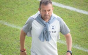 Николай Жечев постави високи цели след назначението си в ФК Ямбол Новият старши треньор на ФК Ямбол Николай Жечев постави високи цели няколко часа след като постигна споразумение с ръководството на клуба. Той очерта краткосрочните и дългосрочните приоритети пред отбора и призова за подкрепа от феновете и местната общност. "Благодаря на ръководството за дадената ми възможност да бъда начело на отбора. Ще дам абсолютно всичко от себе си, за да продължим във възходяща линия. Познавам отбора, който завърши добре есенния дял от сезона и от тук нататък ще се опитаме да надградим направеното до момента", коментира Жечев пред официалния сайт на ФК Ямбол. "Целите ми са класиране в Топ 3 в края на сезона, което е напълно възможно. И да спечелим отново Купата на Аматьорската лига, на която отборът е актуален носител. Спечелих този трофей като футболист и помощник треньор, време е да го направя и като старши треньор", добави още специалистът. "Има добри предпоставки да постигнем успехи, говоря и в дългосрочен план и то не само чисто спортно технически. Както знаете, има одобрен проект за подобряване на стадиона - изграждане на трибуни и козирка. Това е важно с оглед бъдещите ни амбиции", каза още Жечев. "Разчитам на подкрепата на феновете, на местната общонст и на всички, които са свързани с Ямбол. Защото отборът е на всички ямболии и заслужава да се развива", завърши треньорът.