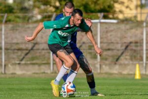 Венцислав Миленов напусна Левски 2007 и се присъедини към Партизан (Червен бряг) Нападателят Венцислав Миленов напусна отбора на Левски 2007, за да продължи кариерата си в друг клуб от Северозападната Трета лига. 34-годишният футболист премина в Партизан (Червен бряг). Партизан е пряк конкурент на Левски 2007 в борбата за по-добро класиране в шампионата — тимът от Червен бряг е с една точка повече и заема една позиция по-напред в таблицата. През лятото партизаните привлякоха и опитния голмайстор Стефан Христов. Междувременно тежки контузии засегнаха още двама футболисти от отбора. При един играч има проблеми в коляното, които предстои да бъдат изяснени, а другият е със съмнение за скъсани връзки. При тези обстоятелства треньорското ръководство, заедно с президента на тима Дочко Дочев, ще търси поне 2–3 нови попълнения в атаката преди старта на пролетния дял на шампионата.