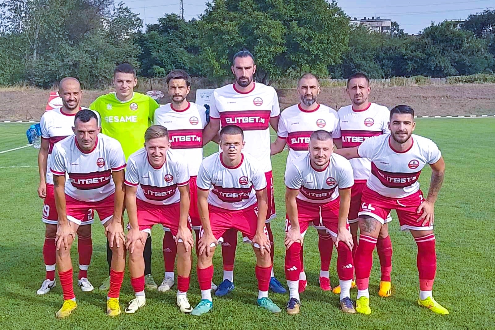 Отборът на Партизан (Червен бряг) ще изиграе четири приятелски мача по време на зимната си подготовка. Възпитаниците на Николай Боянов ще се съберат за първи път в последната седмица на януари или в началото на февруари. Засега са насрочени проверки с три отбора, а за четвъртия се очаква потвърждение. "Партизаните" със сигурност ще излязат на терена на 14 февруари срещу Академик (Свищов), на 21 февруари срещу ФК Троян и на 28 февруари срещу Локомотив (Мездра). Срещата с Ювентус (Малчика) се очаква да бъде на 7 февруари, като все още се уточнява окончателната дата. Вече е ясно, че пролетният дял от първенството на Северозапад стартира на 7 март, събота, когато Партизан е гост на Ком (Берковица). По време на зимната пауза се очакват нови попълнения, които ще бъдат обявени, когато сделките се финализират. Програма с контролите на Партизан (Червен бряг) през зимата: Партизан - Ювентус (Малчика) - 07.02 (очаква се потвърждение) Партизан - Академик (Свищов) - 14.02 Партизан - ФК Троян - 21.02 Партизан - Локомотив (Мездра) - 28.02