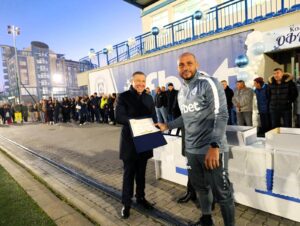 Младите футболни надежди на ОФК Несебър отбелязаха края на една успешна година със специална церемония. Лично кметът на Община Несебър Николай Димитров и президентът на ОФК Несебър Недялко Москов наградиха таланти от Детско-юношеската школа на клуба. На церемонията градоначалникът връчи грамоти на треньорите в школата — Трайо Грозев, Любо Божинов и Николай Жечев. Бяха отличени и фигури от клубната история — с плакети от ръководството на ОФК Несебър и община Несебър бяха наградени Николай Русев, Васил Банов, Страти Илиев и Златин Костов. „Младите състезатели на Общинския футболен клуб заслужено празнуват, защото отбелязват края на една успешна година. Това са деца, които с труд, постоянство и дисциплина носят слава на Несебър и показват, че бъдещето на футбола в общината е в сигурни ръце“, заяви кметът Николай Димитров. Кметът благодари и на треньорите за всеотдайността им, потвърди ангажимента на общинското ръководство за подкрепа на детско-юношеския спорт и пожела на отборите успешна следваща година. За всички млади футболисти бяха подготвени фланелки на мъжкия отбор — подарък от община Несебър, които ветераните на местния футбол им връчиха лично. Събитието завърши с коледно тържество, което ръководството на ОФК Несебър планира да превърне в традиция — знак на уважение, приемственост и подкрепа към спортистите, които градят настоящето и бъдещето на футбола в Несебър.