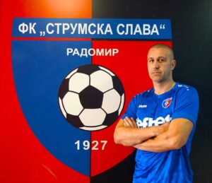 Струмска Слава привлече опитния централен нападател Деян Христов Струмска Слава се подсили с опитния централен нападател Деян Христов. Той има над 350 мача в професионалния футбол. За последно бе във Витоша (Бистрица), където през есента наниза 12 гола. Юноша е на Етър (Велико Търново). В кариерата си до момента е носил екипите на: Етър Нафтекс Поморие Черноморец (Бургас) Светкавица Сливен Бней Йехуда (Израел) Кайрат Алмати (Казахстан) Ботев (Пловдив) Монтана Нефтохимик Спартак(Варна) Верея Септември (Симитли) Созопол Локомотив (Горна Оряховица) Витоша (Бистрица) Спортист (Своге) Миньор (Перник) "До сега съм имал няколко покани от г-н Кирил Николов да се присъединя към отбора, но все нещо ни разминаваше, но сега съм тук. Високите цели, които има клубът и коректните отношения между ръководство и играчи, ми допада и това ме спечели. За това и аз съм тук - за да помогна с каквото мога да ги реализираме" заяви Христов.