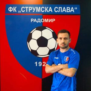 Струмска слава привлече Ахмед Адемов Струмска слава официално привлече ново попълнение – защитникът Ахмед Адемов. От днес той е част от отбора и ще бъде на разположение на треньорския щаб за предстоящите срещи в Югозападната Трета лига. Адемов се завръща на стадион „Христо Радованов“ след пауза от година и половина. През този период левият бранител носеше екипа на ФК Кюстендил, където бе сред основните играчи. В първия си престой в „Славата“ Ахмед Адемов записа 14 мача. Той се присъедини към тима през зимата на сезон 2023/2024 и остана в състава на радомирци шест месеца. В кариерата си до момента 32-годишният Адемов е играл за Места (Хаджидимово), Пирин (Гоце Делчев), Оборище, Банско, Пирин (Благоевград), Добруджа, Септември (Симитли), ЦСКА 1948 II, Струмска Слава и ФК Кюстендил. „Чувствам се много добре. Идвам в позната обстановка при познати хора и съм щастлив от това. Пожелавам си да съм здрав, и да помогна с моите качества на колектива в Струмска Слава за да постигне целите си “, каза Адемов.