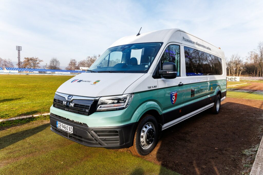 ДЮШ на „Струмска слава“ получи нов 20-местен бус преди Коледа На прага на коледните празници Детско-юношеската школа на „Струмска слава“ се сдоби с нов 20-местен бус, който ще подобри условията за пътуване на младите състезатели. Дарението е предоставено от Фондация „Сънотех“, организация, която системно подпомага дейността на школата и инвестира в спортното развитие на децата в Радомир. На представянето присъстваха деца и състезатели от ДЮШ на „Струмска слава“, които с голяма радост посрещнаха новия автомобил. За тях той е не само практично средство за транспорт, но и знак за внимание и подкрепа. Академията на „Струмска слава“ обучава 130 деца, което я поставя сред най-големите школи в региона. Сред официалните гости бяха кметът на Община Радомир Кирил Стоев, Димитър Димитров – директор „Устойчивост“ в „Сънотех“, президентът на клуба Кирил Николов и треньорският щаб. Кметът на Община Радомир Кирил Стоев заяви: "Децата заслужават най-добрите условия, за да развиват таланта си и да израстват като отговорни и мотивирани млади хора. Димитър Димитров, директор "Устойчивост" в „Сънотех“ подчерта: „За нас подкрепата на децата и спорта не е еднократен жест, а дългосрочен ангажимент. Радваме се, че с този бус ще улесним участието на младите футболисти в мачове и турнири и ще допринесем за тяхното развитие.“ Президентът на клуба Кирил Николов сподели: "Такава придобивка детско-юношеската школа на „Струмска слава“ не е получавала. Това е огромна радост за децата и силна мотивация за всички, които работят за бъдещето на клуба.“