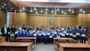 Д-р Емил Кабаиванов награди ОФК Левски (Карлово) за успехите през 2025 г. Кметът на Община Карлово и президент на ОФК Левски (Карлово) д-р Емил Кабаиванов връчи грамоти на представителния отбор и всички набори от детско-юношеската школа за отличните резултати, постигнати през 2025 година. Грамоти получиха също изпълнителният директор на клуба Веселин Божков и техническият директор Мирослав Банчевски. „Настоящата грамота се връчва като признание за забележителни спортни успехи, постигнати с упоритост и талант. Вашите постижения утвърждават достойното място на Община Карлово в спортния живот на България.“ Резултати и постижения През есенния полусезон на кампания 2025/26 представителният тим, воден от треньора Господин Мирчев, завърши на 3-то място в Югоизточната Трета лига с актив от 32 точки. Атакуващият играч и капитан на Левски Рангел Игнатов се нареди сред десетте най-добри реализатори на сезона с 10 попадения. Юношите младша възраст (U17) с треньор Венелин Константинов станаха шампиони на областта в Областното първенство за сезон 2024/2025 и през сезон 2025/2026 вече се състезават в зонална група срещу отбори от по-високо ниво. Отборите на треньора Иван Шахънски, които участваха с три набора в различни групи на Областното първенство през последния сезон, постигнаха следните резултати: U15 (набор 2011) – 2-ро място: 8 победи, 1 равенство, 1 загуба. U13 (набор 2013) – без официално класиране; от 12 срещи: 9 победи, 1 равенство, 2 загуби. U12 (набор 2014) – без официално класиране; от 12 срещи: 9 победи, 3 загуби. Наборите 2013 и 2014 участваха заедно и на турнира HASKOVO CUP 2025, където записаха две запомнящи се победи срещу отборите на Левски (София) и Локомотив (София). Най-малките футболисти от академията, родени през 2016 и 2017 г. и водени от треньора Николай Колев, бяха сформирани като отбор през април тази година. Те вече се състезават в две групи на Областното първенство и показват развитие, печелейки мачове срещу различни съперници. През 2025 г. ФК „Ветерани Левски Карлово 2020“ също взе активно участие в множество турнири в страната и в чужбина. В традиционния международен турнир за ветерани в Люлебургас, Турция, отборът от Карлово спечели първото място. Академията и бъдещето В историята на клуба никога не е имало толкова голям интерес към детско-юношеската школа – към момента около 100 деца тренират в нея. Успехите на академията доказват, че треньорите на ОФК Левски (Карлово) работят с постоянство, възпитавайки поколения в честна игра, упоритост и трудолюбие. Вярваме, че предстои българският футбол да чуе имена на футболисти от Карлово.