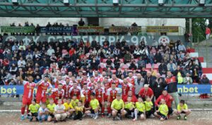 Септември 98 (Тервел) превиши бюджета си за 2025 г. след силни резултати Отборът на Септември 98 (Тервел) надхвърли заложения бюджет за 2025 година заради отличните си резултати в последните мачове. Тимът завоюва титлата в Североизточната Трета лига за сезон 2024/25. В настоящата кампания съставът регистрира 13 победи в първенството, достигна до финала за Купата на Аматьорската лига в Северозападна България и участва в предварителния кръг за Купата на България. "Натрупаха се много победи, за които се раздават премии, така че превишихме бюджета от тази гледна точка, но ще се оправим.", сподели старши треньорът на тима Георги Иванов-Геша. Не би трябвало това да повлияе на представянето на "хановете" през втората половина от настоящия сезон. "Отборът си е същият, момчетата са сериозни, така че няма да имаме проблем", добави още Геша.