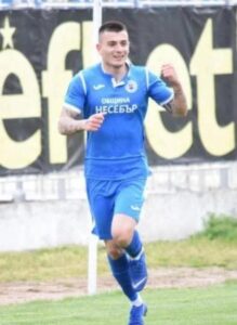 Николай Дросев прекратява футболната си кариера Един от най-полезните играчи на ОФК Несебър, Николай Дросев, взе решение да сложи край на професионалната си футболна кариера. Той ще търси нови възможности и реализация извън спорта. Дросев се разделя с клуба след няколко силни сезона и редица отлични изяви с синята фланелка. Благодарим на Николай Дросев за всичко, което даде на отбора! Той защитаваше честта на клуба с голям професионализъм, воля и истинска амбиция. Пожелаваме му успех в новите предизвикателства!