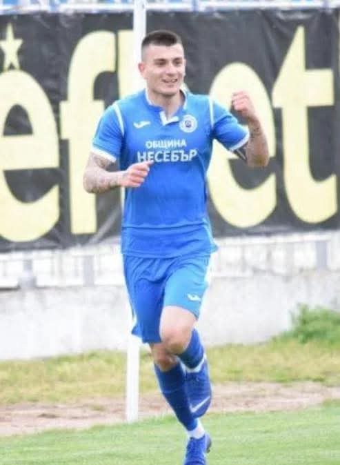 Николай Дросев прекратява футболната си кариера Един от най-полезните играчи на ОФК Несебър, Николай Дросев, взе решение да сложи край на професионалната си футболна кариера. Той ще търси нови възможности и реализация извън спорта. Дросев се разделя с клуба след няколко силни сезона и редица отлични изяви с синята фланелка. Благодарим на Николай Дросев за всичко, което даде на отбора! Той защитаваше честта на клуба с голям професионализъм, воля и истинска амбиция. Пожелаваме му успех в новите предизвикателства!