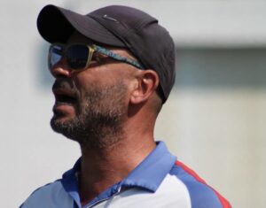 Олимпик (Варна) направи равносметка след първия полусезон в Трета лига Олимпик (Варна) приключи първия си полусезон в третото ниво на българския футбол, заемайки десето място в силния шампионат на Североизток. Младият отбор през есента изигра няколко запомнящи се мача и остави добра заявка за развитие. За равносметката на представянето говори един от треньорите и член на управителния съвет на клуба Диан Генчев. По-долу четете интервюто му: - Като за първи сблъсък с третото ниво на българския футбол, как оценявате представянето в първите 16 мача на тима, в които спечелихте 19 точки и регистрирахте рекордната победа за есента в първите три нива у нас? - Оценката ни за първия дял от първенството в Трета лига е положителна. Изпълнихме плана минимум, който бяхме предвидили като точки - 19. Планът ни максимум беше - 25. Не можахме да го достигнем, но за това си има редица причини. Смея да твърдя, че в голяма част от мачовете бяхме водещият отбор. Просто грешките на младостта ни лишиха да сме с доста по-голям точков актив. Доволни сме от отдадеността на играчите в тренировъчния процес и мачовете. Естествено, винаги може и още, но като за дебютанти в групата сме доволни от представянето, но не и от точковия актив. Постигнахме най-голямата победа в първите три нива на футбола ни, което ни дава някакво удовлетворение. За жалост и за 1:0 и за 11:0 се дават три точки. - Усеща ли се вече колко е голяма разликата между Трета лига и областното първенство, в което се състезавахте през пролетта? - Разликата е огромна. Както казах и в началото на първенството интензитетът е друг, много по-бързо се сменят ситуациите, единоборствата са доста твърди. Голяма част от отборите имат доста опитни играчи ,които знаят как да променят развоя на двубоите. Някои от футболистите бързо свикнаха с лигата ,други им трябваше повече време. Все пак хората са различни и по-различен начин приемат промените, които им се случват. - Кои бяха най-големите трудности, с които трябваше да се сблъскате? - Аз ги казах долу-горе в предишния въпрос. Голям проблем е съдийството. В доста мачове бяхме просто ограбени. За мен това е болна тема и никога няма да се примиря, да се ощетяват с лека ръка момчета на 18-19 години. Имаме трудности в завършващата фаза. Въпреки, че вкарахме доста голове, може би изпуснахме още три пъти по толкова. Имахме проблеми в дефанзивния преход, доста голове получихме по този начин. Но това са поправими неща. - Кой беше най-успешният ви мач тази есен, изключвайки разгромния успех с 11:0 срещу Светкавица в последния кръг? - Както казах, изиграхме доста добре мачове. Ако трябва да конкретизирам в мачовете с Бенковски, спечелен с 4:1 срещу един от най-добрите отбори в лигата и най-добре финансово обезпечен, и с Ботев (Нови пазар), които победихме с 3:0, бяхме по-клинични и по-категорични като резултат. - А кой беше най-тежкият? - Всички. За нас нямаше лек мач. Ние сме новаци и всеки иска да смачка и победи новаците. Допуснахме две тежки загуби. Сътворихме и един страхотен обрат в Силистра(2:0 до 2:3). Взехме точка в Търговище отново след два гола пасив. Това значи, че отборът има характер и не се примирява лесно с негативния резултат. - Александър Гроздев се откроява с головете си в групата, но има ли и други момчета, които правят все по-голямо впечатление с изявите си по терена? - Александър Гроздев просто завършва усилията на целия отбор в двете фази на игра. Ние не обичаме да делим играчите. За нас колективът е над всичко. Пример за това са отборите на Илиан Илиев, с когото и при когото съм имал удоволствието да играя .Да вложиш усилия в отнемането на топката ,в изнасянето, в единоборствата, в головия пас, в завършването, да окуражиш съотборник когато е сбъркал и т.н. Нека не цитираме имена, за нас всички взели участие в мачовете се представиха на ниво. - Има ли момчета, към които водещите отбори от Трета лига или тимове от по-горна дивизия да проявяват интерес вече? - Идеята на нашия клуб е ясна. Искаме да дадем път на млади момчета, всички израснали при нас, да влезнат в професионалния футбол. Надяваме се до няколко години това да се случи. Просто трябва да имат характер и да си покажат качествата. - Правим това интервю благодарение на проекта Дигитален Спорт на Букмейкър Рейтинги, изработил и вашия уебсайт, но всъщност колко е важно и медийното внимание, което се обръща на отбора, за да има прогрес в развитието? - Много. Особено за млад клуб като нашия е много полезно да става разпознаваем. В последно време Трета лига е доста добре отразявана в медийното пространство. Така по-лесно могат да се забележат играчи ,които да преминат в професионалния футбол. Момчета като Кристиян Балов от Славия има доста в България, просто трябва да им се даде шанс. От името на клуба, пожелавам весели и светли Коледни и Новогодишни празници! Бъдете здрави и благословени!