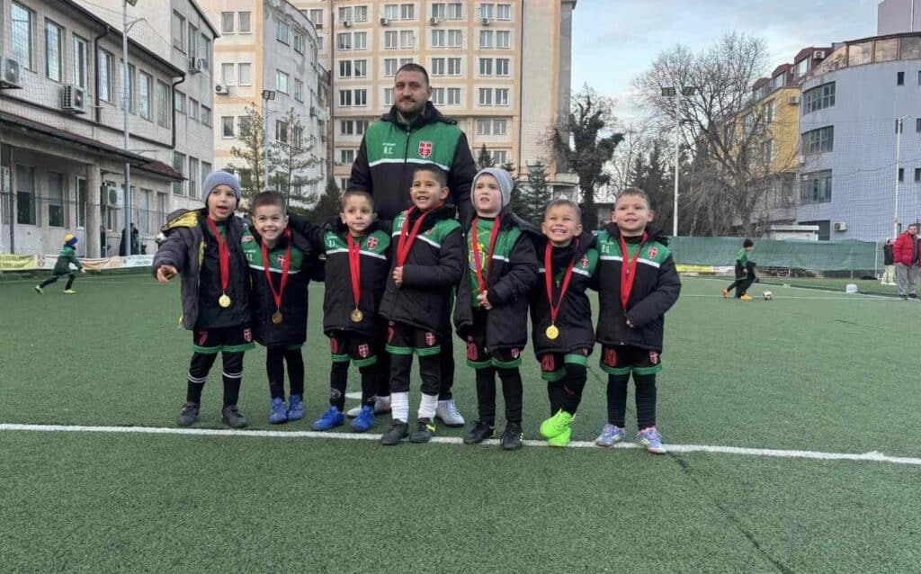 Официално приключиха мачовете и турнирите за годината. Децата, водени от треньора Йосиф Стрехин, участваха на Парадайз Къп с отборите, родени 2019 и 2020 г. Набор 2019 стана безапелационен шампион в конкуренция от 15 отбора. Нашите момчета оставиха зад гърба си силни съперници като Локо Мездра, Пловдив Сити, Арда Кърджали, Траяна Стара Загора и други. На финала отборът ни победи с класа ФК Искър София. Батковците победиха, но истинският хит на турнира бяха най-малките – децата, родени 2020 г. Те се състезаваха срещу по-големи деца и играят още първите си мачове, като направиха изключително силно впечатление на всички отбори и зрители.