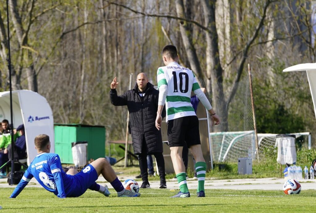 Старши треньорът на Черноморец (Балчик) Ивайло Станчев направи равносметка на успешния есенен полусезон през 2025/26. Отборът събра 41 точки в Североизточната Трета лига и дели първото място със Септември (Тервел). Освен добрите резултати в първенството, Черноморец е на полуфинал за Купата на Аматьорската лига в Североизточна България, като през полусезона тимът записа само една загуба и две равенства. Какво каза Станчев за представянето на отбора, дали защитата е ключът и какви са очакванията за пролетта — вижте в интервюто с младия треньор: – Изпращате доста успешен есенен полусезон. Много президенти и треньори на другите отбори вече определят Черноморец (Балчик) като най-добрия тим в групата. Как приемате подобни оценки? – Няма как това да не е комплимент за нас, разбира се. Явно начинът, по който работим, се забелязва от колегите. Това ни радва и най-вече ни мотивира да продължаваме по същия път. – В какво смятате, че отборът се подобри най-много през този полусезон, тъй като има значителен прогрес в резултатите на тима спрямо предходната кампания? – Най-вече в организацията на играта – и в двете фази. Също така и колектива е на доста добро ниво. Фактът, че сме млад състав, кара всички играчи да се борят за местата си и да играят на ниво, което допълнително се отразява и в точковия ни актив. – Има ли вече интересен от професионални отбори към ваши футболисти? Превръща ли се Черноморец (Балчик) в трамплин за младите играчи към по-високото ниво ан футбола в България? – Надявам се това да продължи, защото и през лятото имаше запитвания за наши момчета. В контролите, които изиграхме срещу част от професионалните клубове също имаше интерес – разпитваха за играчи от състава. Това само може да ни кара да продължаваме по същия начин и тези момчета да имат допълнителен шанс за по-нататъшно развитие на кариерата благодарение на Черноморец (Балчик). – В този ред на мисли, какво предпочитате - да привличате още такива играчи или да заложите на някои по-опитни, околко които младите да се развиват и израстват още повече? – Важно е да можем да си позволим да привличаме и двата тима играчи, тъй като младите трябва да имат примера, по който да се развиват и да качват нивото. Но в същото време младите са изключително мотивирани, тренират по-сериозно и искат да се развиват, докато при някои по-опитни понякога фокусът е повече върху краткосрочния резултат и това да спечелят нещо за самите себе си в края на кариерата. – На фона на цялостното представяне чисто статистически се откроява защитата. Това ли е разковничето за толкова голямото подобряване и в точковия актив? – Да, но искам да отбележа, че тук не говорим само за защитниците, а за цялостното поведение на отбора във фаза защита. Стараем се целият отбор да е активен, когато се защитаваме. Никой не е изключен от защитни функции, даже напротив. Нашата защита започва още от нападението. Опитваме се да пресираме високо противниците, което ни помага да допускаме малко положения пред нашата врата и съответно малко голове. Въпреки това понякога допускаме наивни грешки, които се стараем да изчистваме във времето, но с оглед на възрастта на състава това е нормално и въпрос на време да оправим и това нещо. – Завързва се един троен възел в битката за първата позиция. Поставя ли си за цел Черноморец да стигне до триумф в първенството? – Разбира се, за нас първото място е приоритет. Всички сме се обединили около тази цел. Ще я преследваме до последно с футболни средства. Конкуренцията обаче ще е много сериозна – от едната страна е един доста опитен отбор на Септември (Тервел), шампион през миналия сезон. От друга страна е по-миналогодишния шампион Лудогорец, който е клуб, който винаги гони първото място. Там виждаме изключително млади, талантливи футболисти, които са подготвени, както тактически, така и физически. Със сигурност ни очаква интересен пролетен полусезон и ще направим всичко възможно да спечелим групата. – Какви са амбициите ви в турнира за Купата на Аматьорската лига, където през миналия сезон загубихте финала от Ямбол, има ли я жаждата за реванш? – Имаме огромно желание. Минималната цел е отново да стигнем до финалната фаза и да бъдем сред четирите най-добри отбора в аматьорския футбол. След това всичко зависи от жребия. Ако стигнем до финал, ще се хвърлим с всички сили, за да спечелим трофея. Преди това обаче ни чака дълъг път, включващ гостуване на Бенковски (Исперих), след това евентуален финал срещу Септември (Тервел). За нас това ще са доста трудни изпитания, които се надяваме да са добра подготовка, ако успеем да продължим, за евентуални полуфинал и финал. - Пожелавам ви да достигнете до тези срещи и да няма никакви проблеми в отбора и, разбира се, весели празници! - Благодаря! Весели празници и от мен!
