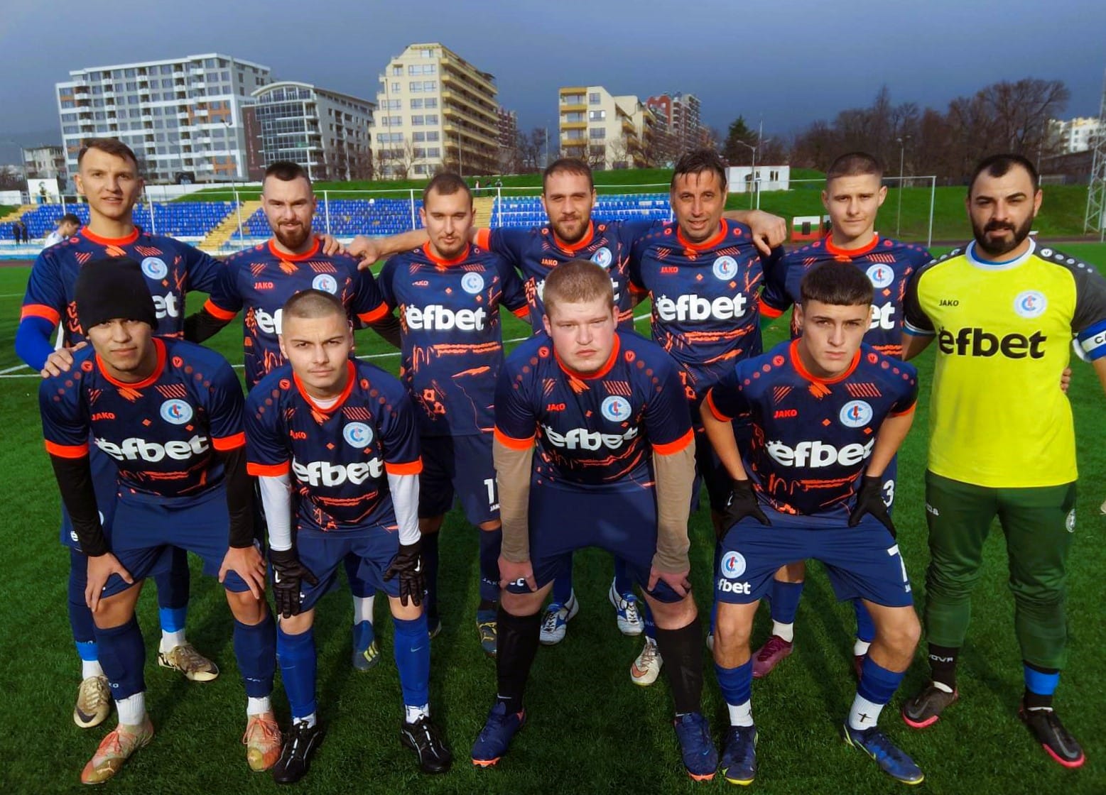 Светкавица (Търговище) завърши кошмарно първо полувреме на сезона Светкавица Търговище записа изключително слаб полусезон в Североизточната Трета лига за кампания 2025/26, допуснала 15 поражения в 16 изиграни мача. Тимът е единственият от първите три нива на българския футбол без нито една победа. Освен това заема последно място по спечелени точки сред 99-те отбора и е с най-голям брой допуснати голове – 81. Светкавица е и най-слабият домакин в Първа, Втора и Трета лига: тимът няма спечелена точка на своя стадион и е вкарал едва един гол у дома. Още два отбора от първите три нива също нямат домакинска победа през есента – Ювентус (Малчика) и Левски 2007. Поне по показателя голове нападателният актив на Светкавица не е уникален – тимът дели последното място по отбелязани попадения с Беласица (Петрич) от Втора лига, като и двата клуба имат по пет гола. По-интересно е, че на чужд терен Светкавица не е последен в групата: тимът има 1 точка като гост. Парадоксално, тази точка бе спечелена срещу Ботев (Нови пазар), който от своя страна загуби всички осем визити през есента.