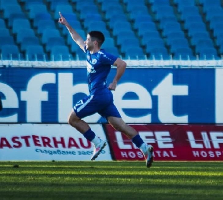 ОФК Несебър и Христо Георгиев се разделиха по взаимно съгласие ОФК Несебър и нападателят Христо Георгиев се разделят по взаимно съгласие. Георгиев игра за "делфините" през есента, след като се завърна в отбора преди началото на настоящия сезон. Футболистът бе привлечен в Несебър през януари 2024 година, но получи тежка контузия и не игра през цялата минала пролет по време на похода към класирането във Втора лига. През януари 2025 година бе преотстъпен на ФК Созопол, където игра през пролетта на 2025 г. През лятото се завърна в ОФК Несебър, но сега двете страни се разделят. Преди това клубът се раздели със Стоянчо Велинов, а Николай Дросев взе решение да прекрати кариерата си.