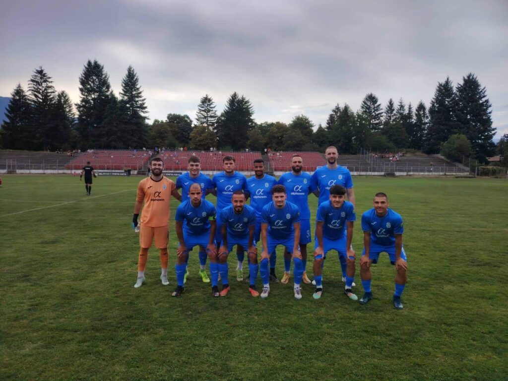 ОФК Костинброд 2012 — вторият най-добър новак в Трета лига ОФК Костинброд 2012 се нареди като вторият най-силен новак във всички групи на Трета лига. Тимът на Росен Крумов събра 23 точки от 18 мача през есенния дял на сезон 2025/26 в Югозападната Трета лига. Това представяне означава средно по 1.28 точки на мач, което е по-добро единствено от Нефтохимик (Бургас) в Югоизточната Трета лига. „Шейховете“ спечелиха 30 точки от 18 двубоя, или средно по 1.67 точки на мач. Другият новак от Югозападната група — Германея (Сапарева баня) — заема четвърто място в класацията с 11 точки от 19 срещи. Трети в подреждането е Олимпик (Варна) с 19 точки от 16 мача в Североизточната Трета лига.