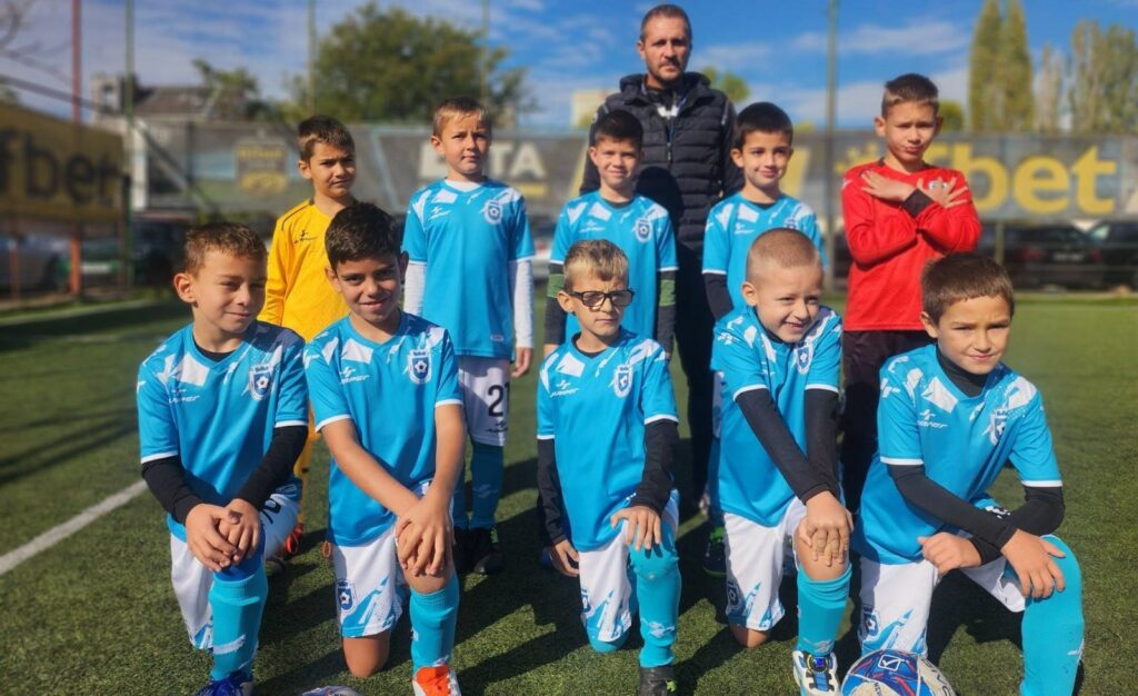 ОФК Костинброд 2012 стартира прием на нови деца на 5-и януари 2026 ОФК Костинброд 2012 обяви началото на приема на нови деца в детско-юношеската школа на клуба от 5-ти януари 2026 година. Във връзка с това на 28-ми декември в голямата зала на читалище "Иван Вазов" в град Костинброд ще се проведе родителска среща. Началото е от 19:00 часа. Всички родители са поканени да присъстват, за да се запознаят с новите треньори, методиката за работа с децата, както и с краткосрочния и дългосрочния план за развитие на детско-юношеската школа. За повече информация: тел. 0898711677 Весели празници!