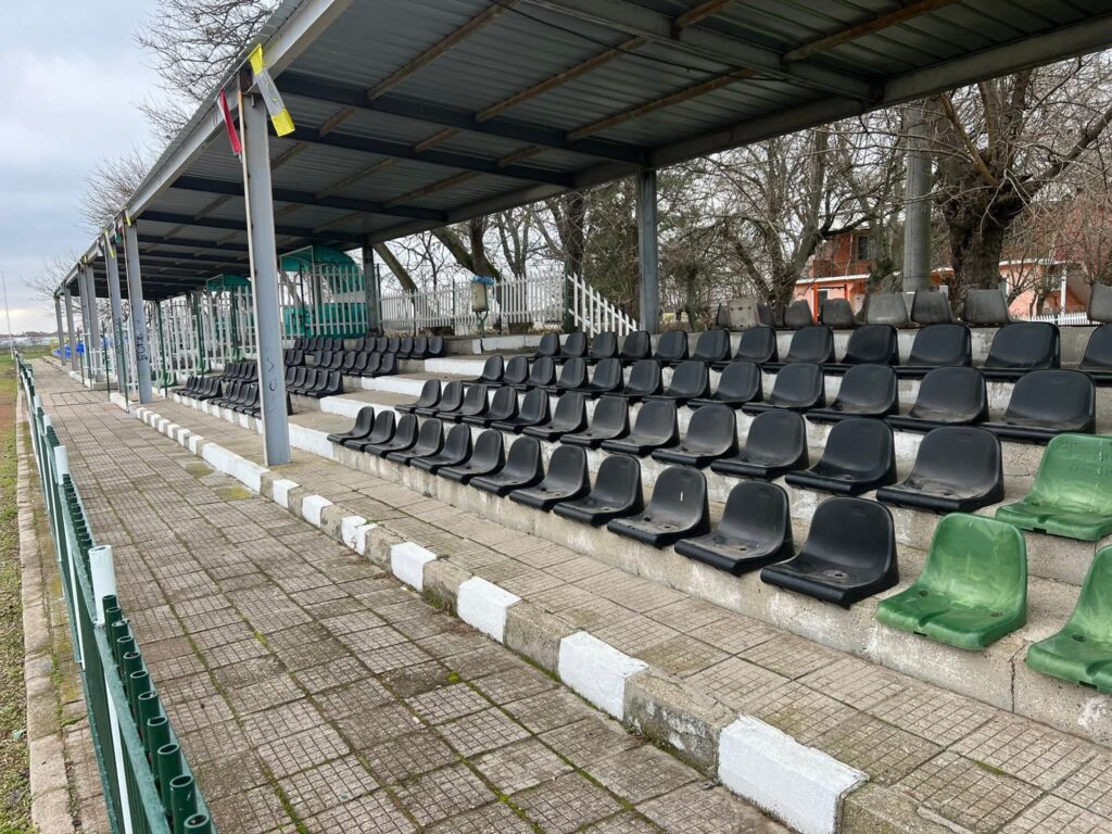 В празничната седмица нашият клуб и стадион получиха прекрасен жест — родителите от ДЮШ „Раковски“ обединиха сили и събраха средства за поставяне на нови седалки на домакинската трибуна. Изказваме огромна благодарност на всички родители за подкрепата, грижата и отдадеността към клуба и нашия дом! Особени благодарности на Иван Зайков, Петър Антонов и ОПБП за съдействието, реализирането и монтажа на новите седалки. Това е поредната малка, но значима стъпка сред многото положителни неща, случили се през изминалата година. По-рано през 2025 г. стадионът ни, както и тренировъчният и официалният терен, бяха оборудвани с модерна поливна система — отново благодарение на усилията на местни футболисти, родители и фенове, с финансовата подкрепа на Община Раковски. С любовта, сплотеността и добрата съвместна работа вярваме, че предстоят още по-добри дни за нашия стадион. Весели празници на всички!