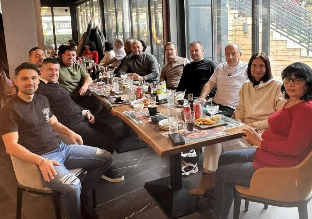 Весела Коледа от екипа на ОФК Несебър Президентът на клуба Недялко Москов събра треньорите, с които изпратиха отиващата си 2025 година. Сред присъстващите бяха наставникът на представителния отбор Мирослав Косев, както и треньори от Детско-юношеската школа, включително Николай Жечев, който доскоро бе начело на Академията, но пое друго предизвикателство в кариерата си. Весели празници.