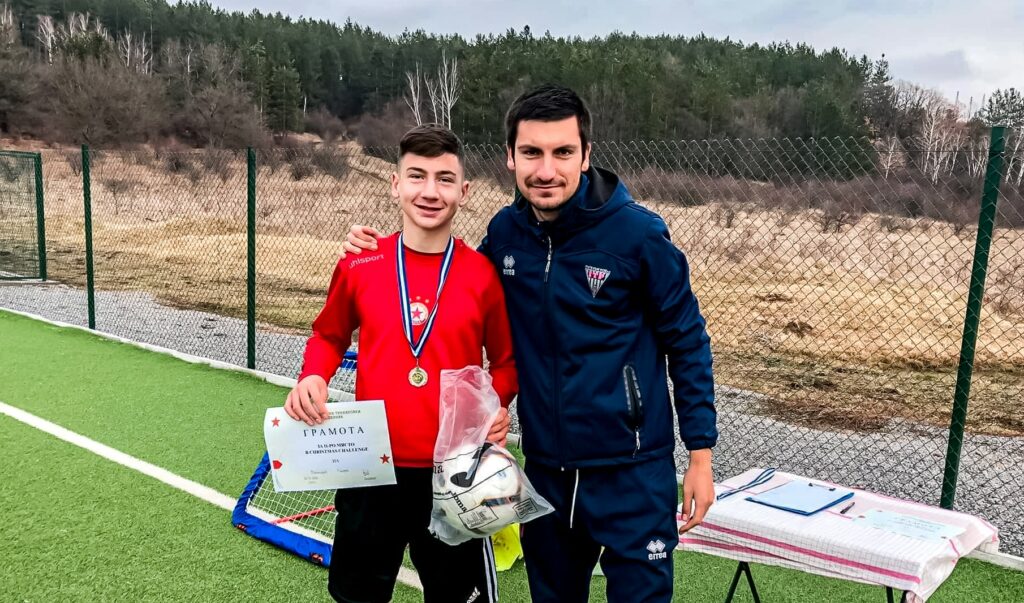 ОФК Костинброд привлече Валентин Валентинов за нов треньор ОФК Костинброд ще преследва по-добро представяне през пролетния дял от шампионата с новия си треньор. Това е Валентин Валентинов, който доскоро беше действащ футболист. Валентинов ще проведе пълноценна подготовка преди старта на втория полусезон на Югозападната Трета лига. За последно той работи в школата на Металург (Перник), след тежката контузия, която го извади за дълго време от игра и го принуди да прекрати кариерата си. Като футболист Валентинов е бил 3 години в школата на Славия, след което играе в Миньор (Перник), Германея (Сапарева баня), Чавдар (Етрополе), Спортист (Своге) и Металург (Перник), за който впечатли с 28 гола в 15 мача и премина в Костинброд като футболист. Досегашният треньор Найден Спасов ще помага с опита си в детско-юношеската школа на ОФК Костинброд.