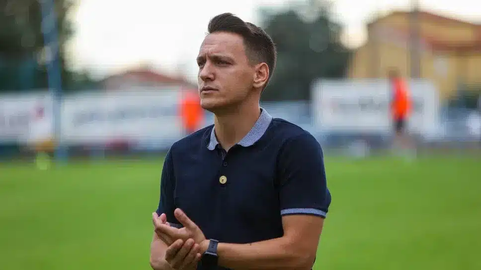 ОФК Костинброд привлече Радостин Александров като методист на школата ОФК Костинброд осъществи сериозен удар през зимата, привличайки направилия фурор в Словения Радостин Александров. Той ще заеме ролята на методист на ДЮШ на „сините“. Александров работи изключително успешно две години в словенския Табор Сежана като старши треньор и през сезон 2024/25 успя да изкачи отбора с 10 места в класирането на втора лига спрямо предходната кампания. Специалистът е родом от Костинброд и в момента е асистент в косовския Балкани, след като напусна Табор в края на ноември. Преди това е работил в редица български академии и клубове, заемайки различни треньорски и мениджърски позиции: Славия (академия) Литекс (академия) Берое (академия) Спартак (Плевен) Пирин (Благоевград) Академик (Свищов) Дубъл на Ботев (Враца) – старши треньор и асистент в първия тим Ботев (Пловдив) – асистент в първия отбор Освен това Александров има опит като анализатор в националния отбор на България и в ЦСКА 1948. Радостин Александров ще бъде представен като методист на ДЮШ на ОФК Костинброд 2012 по време на родителската среща, която ще се проведе утре, 28-ми декември, от 19:00 часа в голямата зала на читалище „Иван Вазов“ в града.