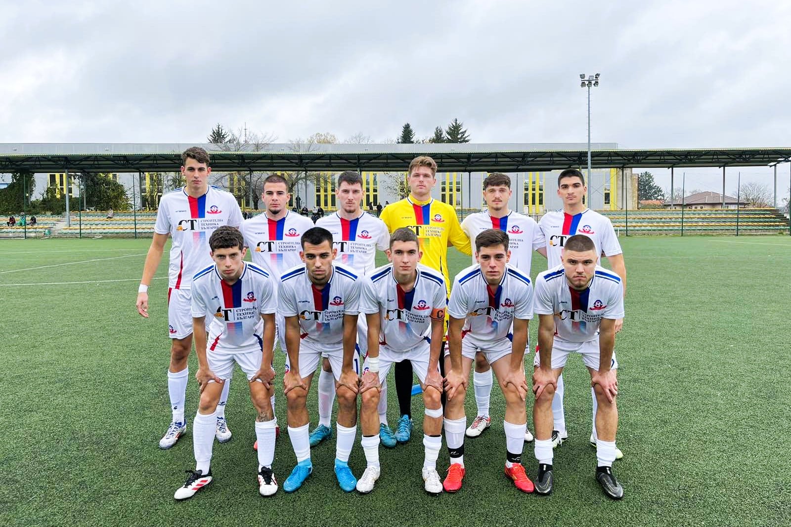 Олимпик (Варна) е най-резултатният новак в Трета лига Олимпик (Варна) е най-резултатният новак от всички групи в третото ниво на българския футбол. Тимът е вкарал 35 гола в 16-те си мача в Североизточната Трета лига и превъзхожда с шест гола ОФК Костинброд, който е втори по този показател. Варненци отбелязват средно по над 2 гола на мач — 2.19, като за това допринесе и рекордният успех с 11:0 над Светкавица Търговище в последния кръг от есенния полусезон. Костинбродци имат 29 гола в 18 сблъсъка в Югозападната Трета лига, което прави по 1.61 гола на мач. На трето място по този показател е Нефтохимик (Бургас) с 26 попадения в Югоизточната група в 18 срещи, или по 1.44 гола на двубой. Другият новак на Североизток, СФК Светкавица 2014, има само 11 точни изпълнения в 15 сблъсъка, което се равнява на под гол средно на двубой.