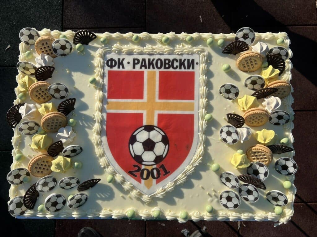 Школата на ФК Раковски изпрати 2025 г. с голямо тържество Детско-юношеската школа на ФК Раковски отбеляза края на 2025 година с шумно и емоционално празненство. Над 100 деца се събраха, за да се забавляват, да споделят усмивки и да покажат отново, че Раковски е повече от клуб — той е семейство. Наш специален гост бе Иван Йорданов — възпитаник на школата на ФК Раковски, преминал през Ботев 2002 и в момента играч на елитния Лудогорец. Иван направи изключителен жест, като дари футболни топки на децата и разказа пред всички за своя път, за трудностите и лишенията, както и за вярата, че с постоянство и дисциплина мечтите се сбъдват. Неговите съвети бяха ценни както за терена, така и за живота извън него. Заедно с Валери Домовчийски и Петър Атанасов, Иван Йорданов връчи грамоти на всички деца в знак на признание за положения труд, хъс и старание през годината. Специални благодарности отправяме към Ани Иванчева, която за трета поредна година се включва в нашите празненства напълно безвъзмездно. Подобни добрини не се забравят. Благодарим на родителите за доверието и подкрепата през изминалата година. Благодарим и на нашите малки таланти за труда, желанието и сърцето, които влагат всеки ден на терена. Пожелаваме на всички през новата година най-важното — да бъдем здрави, да има още повече усмивки и още много покорени върхове.