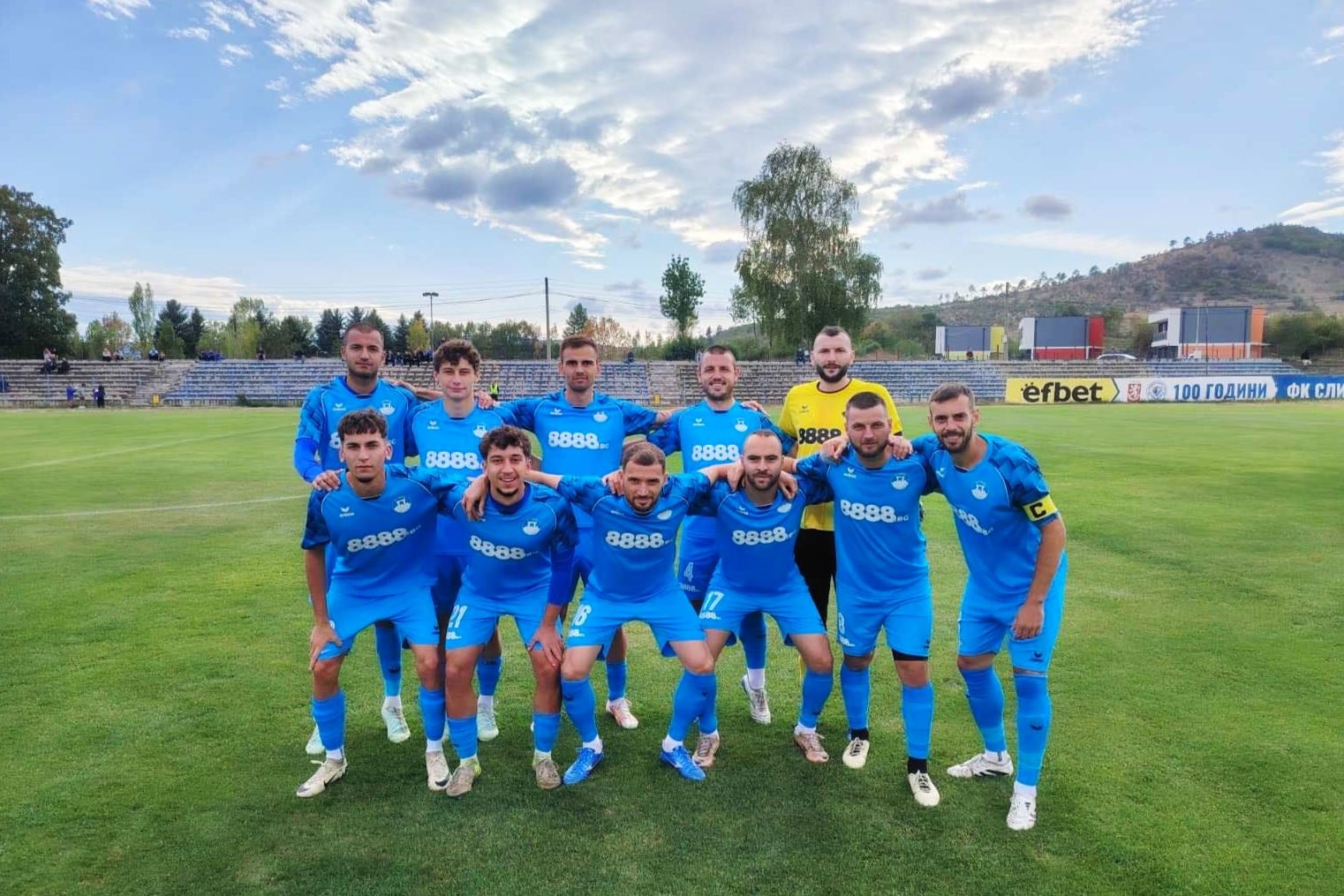 Пирин 1941 (Разлог) не изпрати силен полусезон в Югозападната Трета лига Пирин 1941 (Разлог) записа слаб полусезон през есента на кампания 2025/26. Тимът събра 21 точки от 19 мача и зае 13-ото място в класирането на Югозападната Трета лига. Най-големият проблем за „сините“ се оказаха гостуванията — от 9 визити Пирин е взел едва 6 точки, което също го поставя на 13-ата позиция сред всички отбори при гостите в шампионата. Особено тревожна е ниската резултатност далеч от дома: футболистите на Пирин са реализирали само четири попадения в 9 мача като гост, което е най-слабата офанзивна статистика сред гостуващите тимове. Същият брой голове имат и младите състезатели на втория отбор на Левски. В същото време разложкият тим компенсира с относително стабилна защита. Отбраната е допуснала общо 27 гола, което поставя отбора в първата половина на класирането по този показател. Като гост представянето в отбрана е още по-добро — в девет срещи Пирин е получил само 13 гола. Това прави защитата на тима третата най-добра сред отборите, които продължават участието си в групата. По-малко допуснати голове далеч от дома имат само Рилски спортист (Самоков) с 7 и Банско с 12. Витоша (Бистрица) също беше с добра гостова защита (8 получени гола в 10 мача), но прекрати участието си в шампионата.