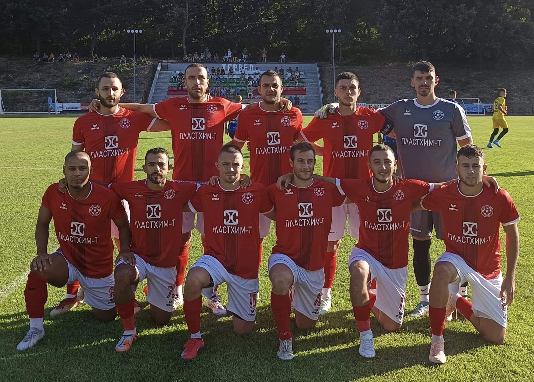 Септември 98 (Тервел) завършва изключително успешна 2025 г. Септември 98 (Тервел) изпраща изключително успешна 2025 година. Отборът спечели с разлика титлата в Североизточната Трета лига за сезон 2024/25. „Хановете“ събраха 75 точки след 24 победи, 3 равенства и само 3 загуби. Активът им беше с 5 точки повече от втория Черноломец (Попово). Отборът е лидер и след есенния дял на настоящата кампания, макар и да има същия актив като втория Черноморец (Балчик) – по 41 точки след 13 успеха, 2 равенства и 1 поражение. За цялата календарна година Септември е постигнал 25 шампионатни победи. Освен това тимът е на финал за Купата на Аматьорската лига в Североизточна България и игра в предварителния кръг на Купата на България, като загуби от Марек (Дупница). Възпитаниците на Георги Иванов – Геша поставиха и абсолютен рекорд за цяла Европа: в рамките на 2 календарни години не допуснаха загуба на свой терен, постижение, което нито един друг тим в първите три дивизии на която и да е страна не е регистрирал.