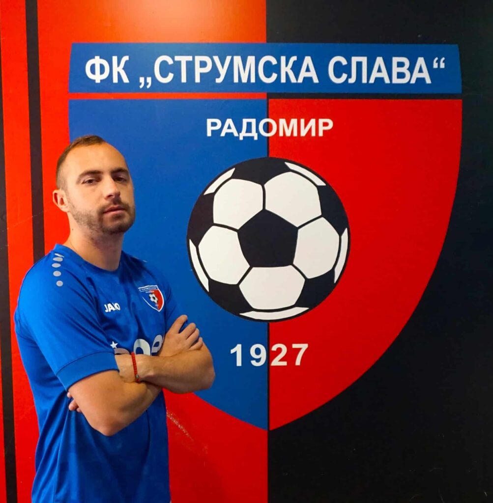 Струмска слава (Радомир) привлече Кристиян Слишков Струмска слава (Радомир) подсили състава си с още едно ново попълнение. Полузащитникът Кристиян Слишков, който игра през есенния полусезон във Втора лига, се присъедини към отбора. За последно Слишков беше част от Спортист (Своге). За „шоколадите“ той записа общо 13 мача в първенството и в Купата на България. 26-годишното крило е юноша на Миньор (Перник) и има над 300 мача за родния си клуб, като почти половината от тях са във Втора лига. През зимата на сезон 2021/2022 Слишков бе преотстъпен в Струмска слава, където имаше доста успешен период. През лятото на 2025 г. премина в Спортист (Своге). „В Радомир ме привлече това, че клубът е коректен и идвам на познато място. Колективът е добър, с голяма част от момчетата се познаваме а и съм играл с доста от тях“, сподели Слишков.