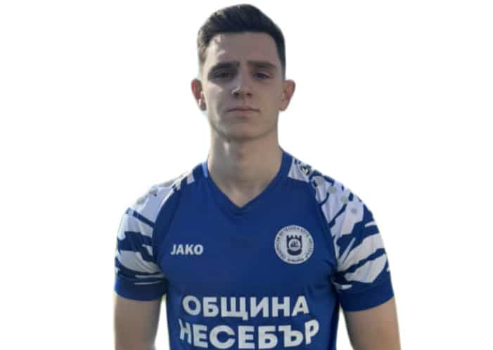 ОФК Несебър привлече Никола Гелин Централният нападател Никола Гелин е първото зимно попълнение на ОФК Несебър. За Гелин това ще бъде втори престой при "делфините" — той носи синята фланелка и през сезон 2023/24, когато остави отлични впечатления с изявите си. 21-годишният нападател е юноша на Ботев (Пд), а за последно носеше екипа на Спортист (Своге). ОФК Несебър пожелава на Никола Гелин много голове със синия екип, с които да помогне на "делфините" да се завърнат в професионалния футбол!