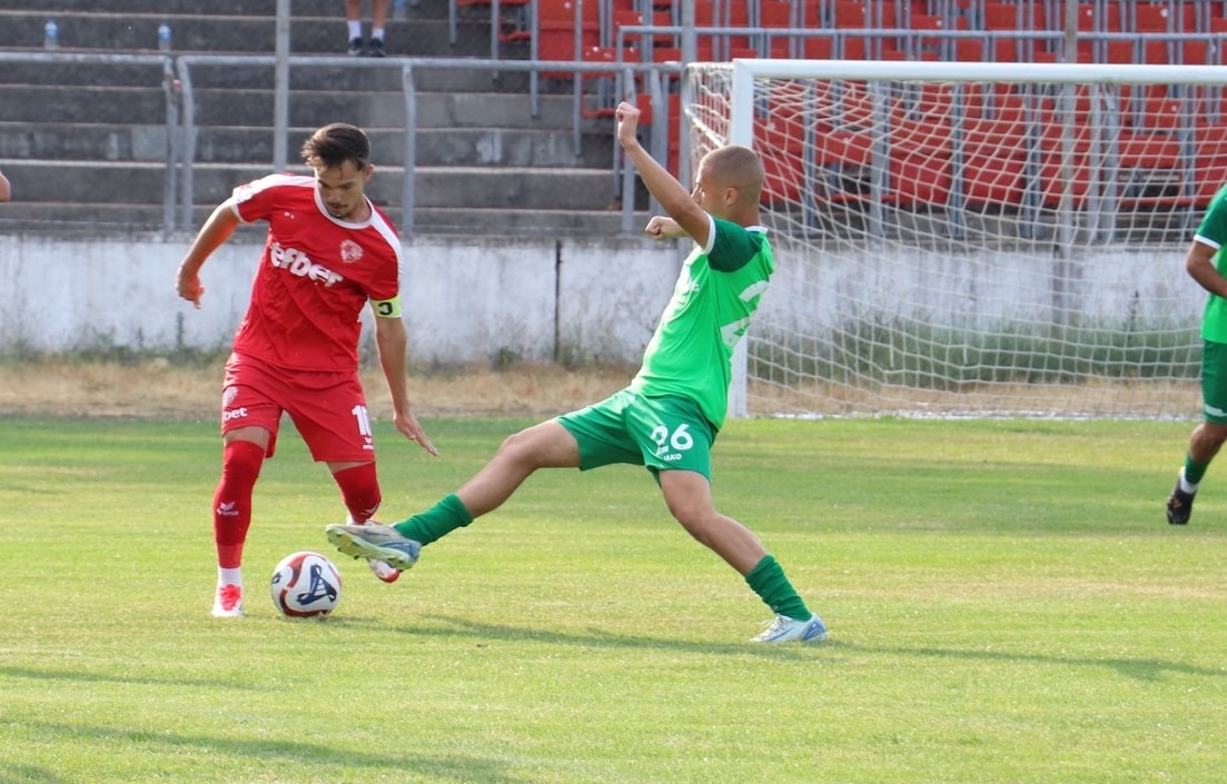 Първи зимен трансфер: Жоро Рошков се завръща във ФК Банско ФК Банско официално обяви първия си зимен трансфер — Жоро Рошков се завръща в отбора след кратък период извън клуба и натрупания опит във втородивизионния ФК Севлиево. Младият футболист отново ще носи екипа на Банско, мотивиран да се докаже и да допринесе за развитието и успехите на тима. Завръщането на Рошков е важна част от зимната селекция на клуба и показател за доверието към млади, амбициозни играчи, готови да работят и да се развиват. ФК Банско пожелава на Жоро Рошков успех и силни изяви с екипа на отбора.