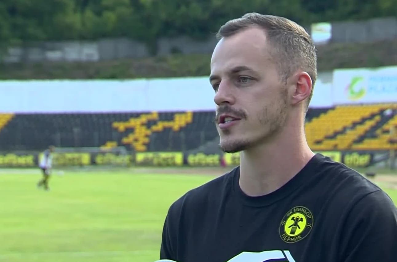 Ботев (Ихтиман) привлече Божидар Чуканов Ботев (Ихтиман) подписа с Божидар Чуканов. Играчът може да бъде използван като офанзивен халф и ляво крило. Чуканов е юноша на ЦСКА, роден на 13 януари 2000 г. и дълги години е част от школата на "червените". През март 2015 г. той изкара едноседмичен тренировъчен лагер с Ливърпул. Малко по-късно, през май, вкара два гола за юношите на ЦСКА срещу Ливърпул във формат 4:2 на юношески турнир в България. През януари 2018 г. вече е част от първия тим на ЦСКА и заминава на зимна подготовка в Сандански, но не записа официален дебют за отбора. След това кариерата му преминава през Вихрен (Сандански), Ком Берковица и Добруджа. От лятото на 2023 г. той бе част от Миньор Перник.