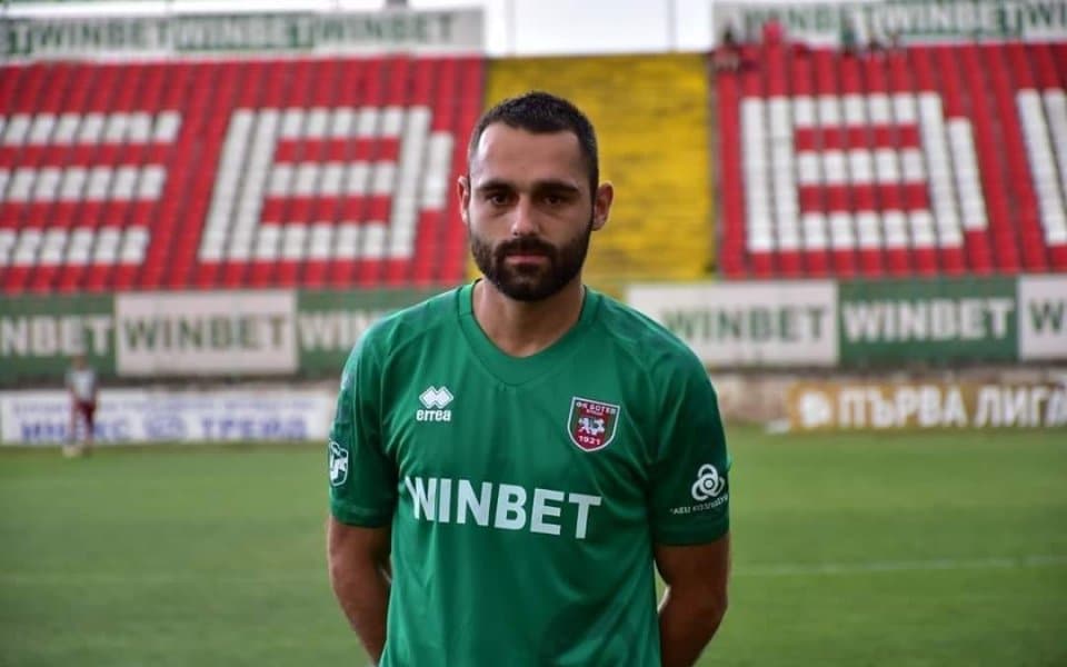 Черноломец (Попово) привлече Ивайло Михайлов Черноломец (Попово) обяви още едно ново попълнение през зимната пауза — дефанзивният полузащитник Ивайло Михайлов. Играчът разполага с богата кариера в професионалния футбол. Михайлов е носил екипите на следните клубове: Академик (Свищов) Локомотив (Горна Оряховица) Ботев (Враца) (2016–2020) — с които печели промоция за Първа лига и играе два сезона и половина в елита Спортист (Своге) Янтра (Габрово) ФК Севлиево (последен клуб) Черноломец приветства новото попълнение и очаква Михайлов да допринесе за силното представяне на отбора през втората част от сезона.