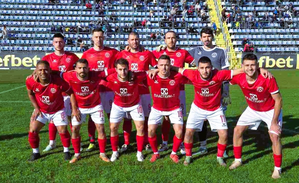 Септември 98 (Тервел) стартира подготовка на 12-ти януари Септември 98 (Тервел) ще започне своята подготовка в понеделник, 12-ти януари. Тимът имаше планирана контролна среща на 10-ти януари, но тя отпадна, тъй като съперникът Фратрия се отказа от проверката. Останалите приятелски двубои с Миньор (Перник) на 21-ви януари и с лидера във Втора лига Дунав (Русе) на 7-ми февруари остават. Засега всички играчи на "хановете" ще продължат с отбора и напролет, като се водят разговори с един играч, който да подсили тима. Вероятно е някои млади момчета също да се включат в състава за подготовката в опит да се продължи тяхното развитие. Припомняме, че Септември (Тервел) подновява сезона в Североизточната Трета лига с гостуване на новака СФК Светкавица 2014 (Търговище) на 21-ви февруари.