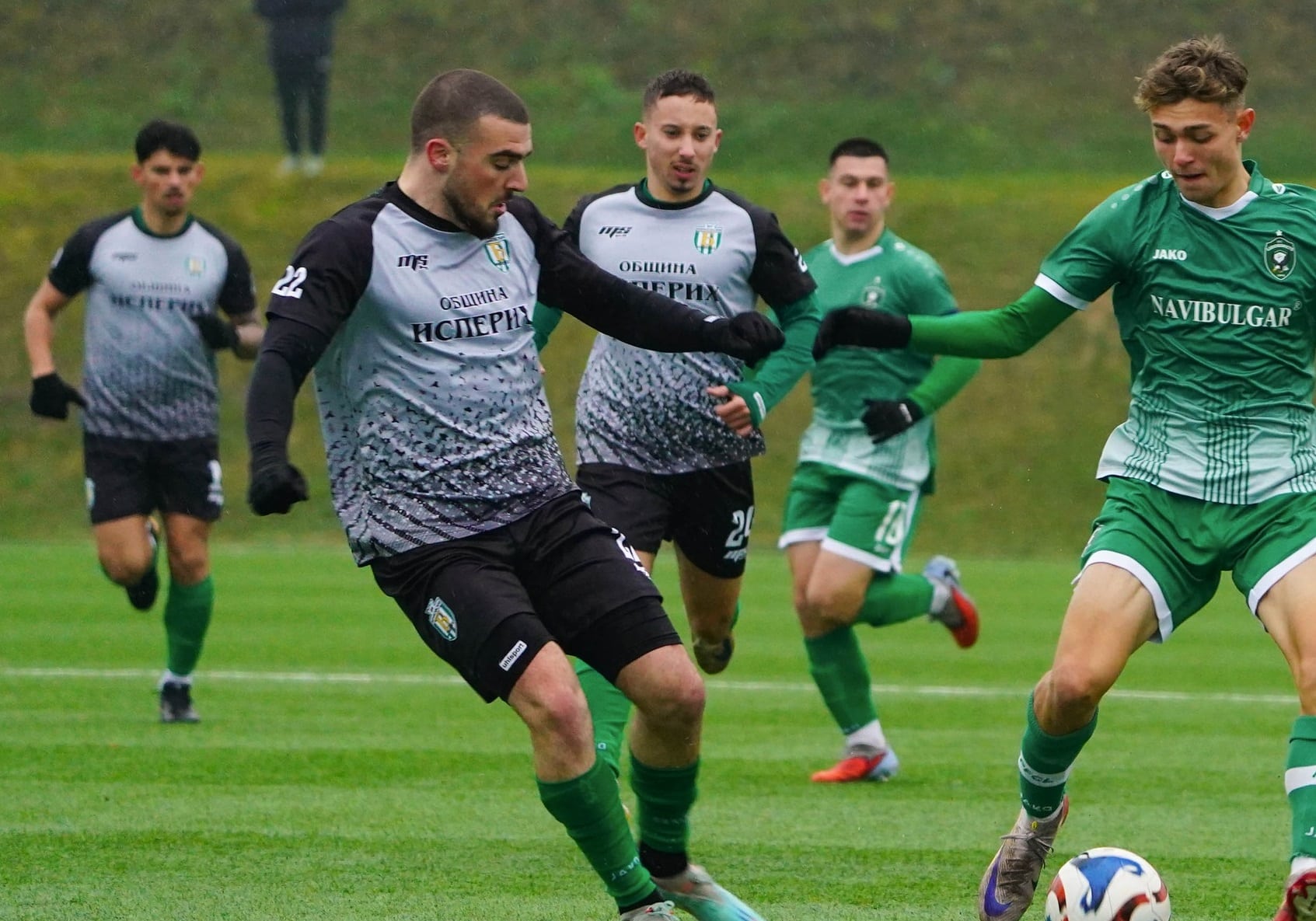 Бенковски (Исперих) започна зимна подготовка Мъжкият отбор на Бенковски (Исперих) стартира зимната си подготовка. Старши треньорът Николай Кънчев изведе футболистите за първа тренировка, като в заниманието взеха участие и двете досега привлечени нови попълнения. До момента клубът подсили състава с бившия национал Радослав Димитров-Меси и с Павел Георгиев, дошъл от Черноморец Бургас. Полузащитникът Павел Георгиев е юноша на Черно море и има минало в Добруджа и Черноморец (Балчик). Радослав Петров, който също за последно играеше в Черноморец (Балчик), тренира с тима, като наставникът ще прецени дали да го задържи през подготвителния период. Бенковски (Исперих) ще проведе лагер в Турция, където са насрочени две контроли срещу местни отбори. Тимът заминава за южната ни съседка на 17 януари. След завръщането са планирани още три контролни срещи на местна земя.