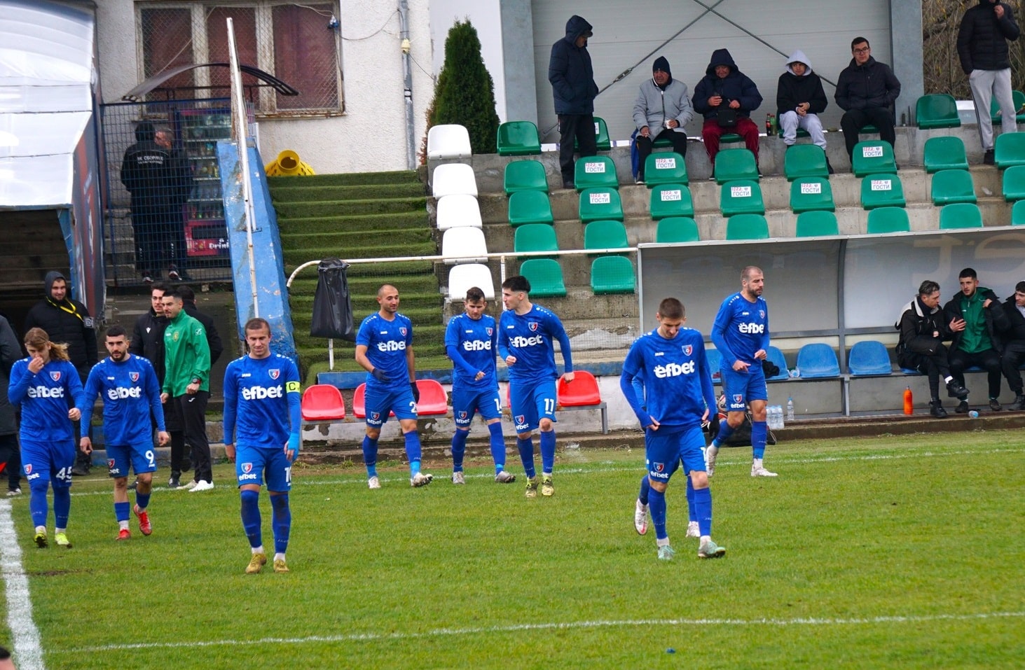 Струмска слава добави още една контрола към зимната подготовка Струмска слава включи нов спаринг в програмата си за зимната подготовка. На 17 януари тимът, воден от старши треньор Стефан Гошев, ще се изправи срещу втородивизионния Вихрен (Сандански). Контролата ще се играе на стадион "Спартак" в Сандански и ще бъде първи спаринг за Вихрен през подготовката. С включването на този двубой проверките за Славата стават общо седем, а след мача с Вихрен следва среща с Пирин (Благоевград). ПРОГРАМА 12 януари — първа тренировка 17 януари — Вихрен - Струмска слава (11:00 часа, Сандански) 23 януари — Струмска слава – Пирин (Благоевград) 30 януари — Струмска слава – Септември (Симитли) 4 февруари — Струмска слава – Левски II (София) 7 февруари — Струмска слава – ЦСКА II (София) 10 февруари — Струмска слава – Пирин (Разлог) 13 февруари — Струмска слава – Септември II (София)